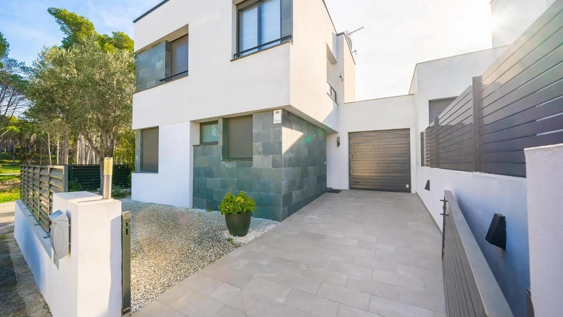 Beautiful Villa Near Montgri Natural Park L' Escala